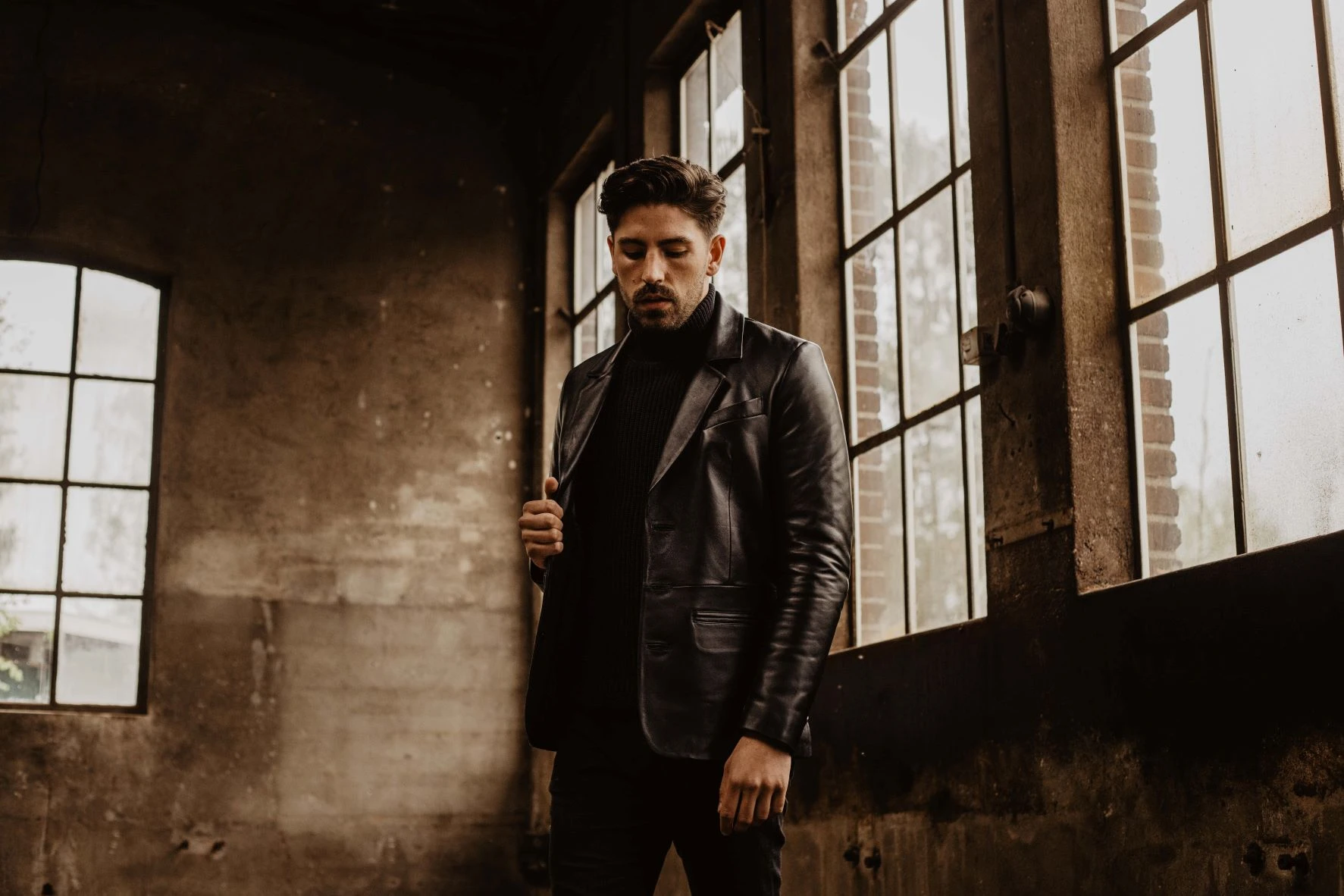 Discover expert styling tips for a black leather blazer that blends luxury, craftsmanship, and modern fashion. Elevate your look with Cycas d’Or’s premium collection.