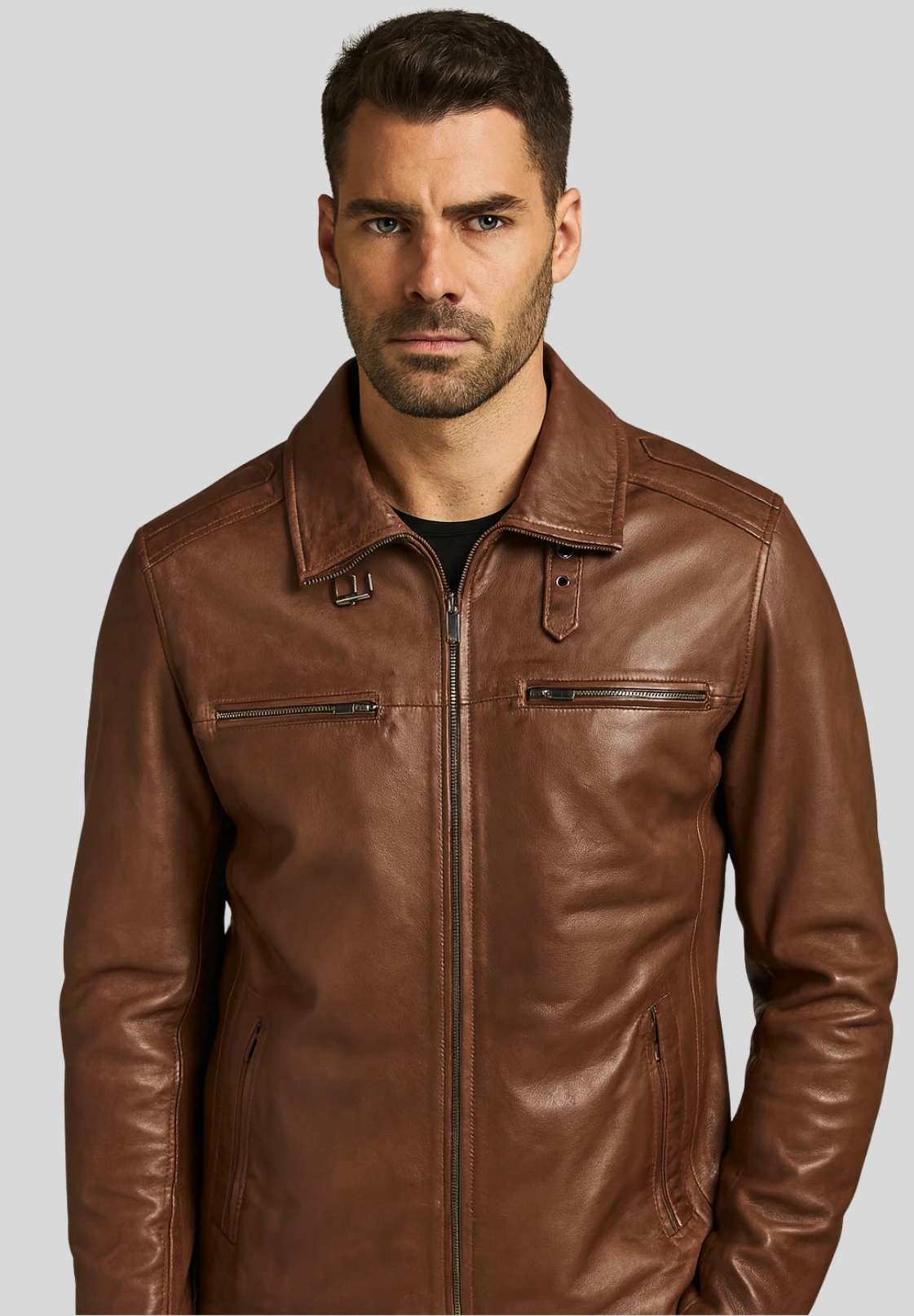 Front view of the Flex Leather Coat in cognac brown by Cycas D’Or. Premium lamb leather, six-pocket design, and high collar with removable wool insert.